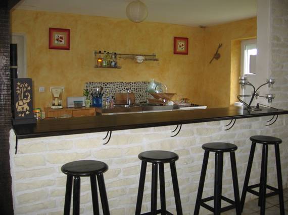 La pice de vie : cuisine - bar